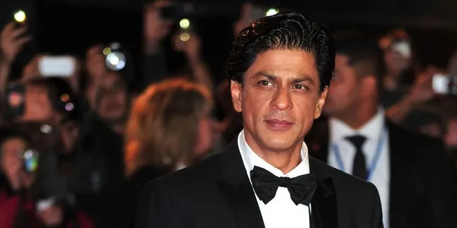 Foto Baru Keluarga Shahrukh Khan, Kompak Pakai Jeans & Baju Putih Foto Baru Keluarga Shahrukh Khan, Kompak Pakai Jeans & Baju Putih