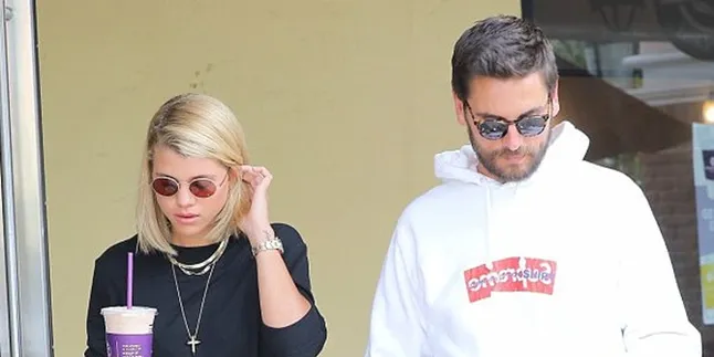 [FOTO] Beda 15 Tahun, Inikah Bukti Scott Disick & Sofia Richie Pacaran?