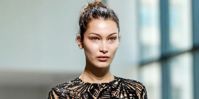 [FOTO] Begini Gaya Bella Hadid Saat Asyik Isi Bensin Sendiri
