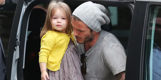 [FOTO] Begini Gaya Imut Harper Beckham Saat Belajar Sepeda