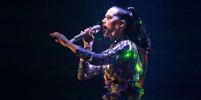 [Foto] Begini Gaya Katy Perry Ketika Memakai Bikini