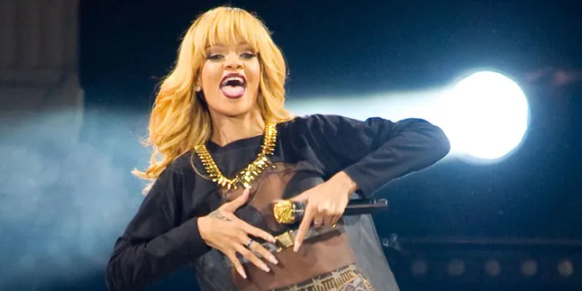 [Foto] Begini Jadinya Jika Rambut Rihanna Lusuh dan Berantakan