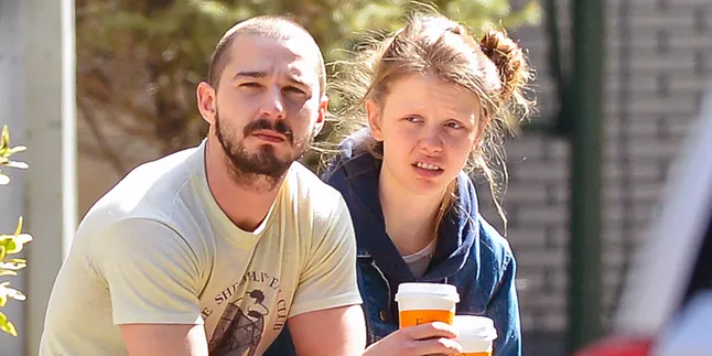 [FOTO] Belanja Bareng Ibu, Shia LaBeouf Ajak Sang Pacar