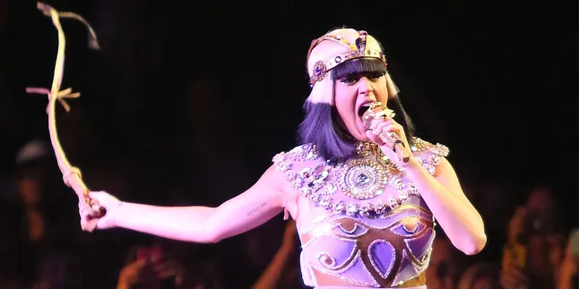 [Foto] Belanja ke Pasar, Katy Perry Berkerudung