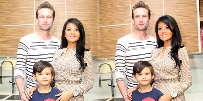 [Foto] Berangkat ke Masjid, Farah Quinn Bonceng Anak Naik Vespa