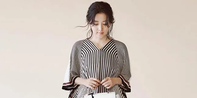 [FOTO] Berbagi, Lee Young Ae Berpose Bareng Anak Kembar