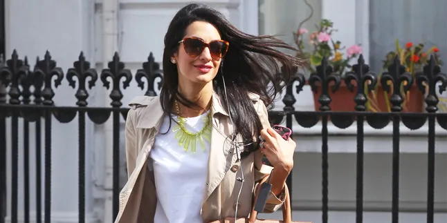 [FOTO] Berbalut Emas, Amal Clooney Kini Makin Hot Menggoda