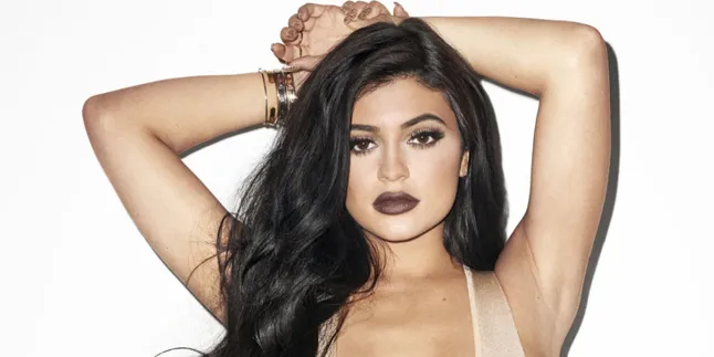 [FOTO] Berpose Hot di Cover Majalah, Kylie Jenner Nekat Topless