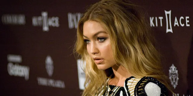 FOTO: Berpose Panas, Gigi Hadid Nekat Pakai Baju Transparan