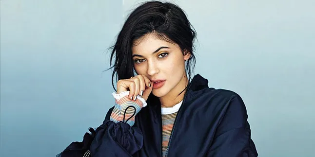 [FOTO] Berubah Drastis, Kylie Jenner Pamer Rambut Blonde