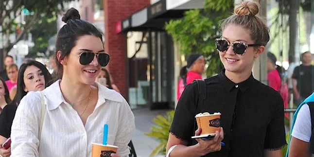 [FOTO] BFF! Gigi Hadid & Kendall Jenner Bintangi Campaign Fendi