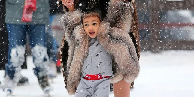 FOTO: BFF, Imutnya North West & Penelope Disick Gandengan Tangan
