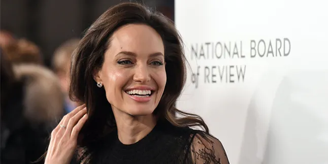 [FOTO] Biasa Tertutup, Kali Ini Angelina Jolie Berani Ekspos Kaki Jenjang