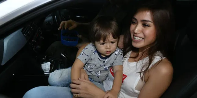 [FOTO] Bikin Gemas, Baby El Sembunyi di Dalam Rok Jaring Jedar