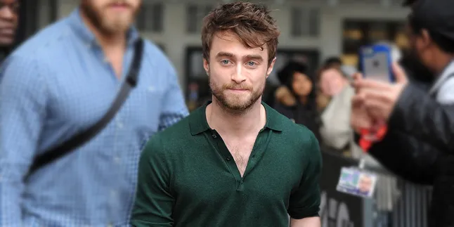 [FOTO] Bikin Iri! Daniel Radcliffe Gandeng Mesra Sang Pacar