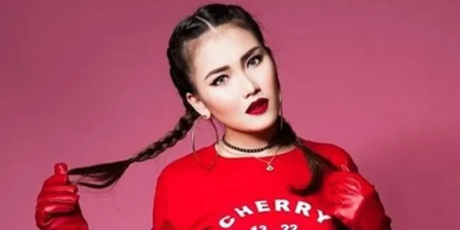 FOTO: Bikin Pangling, Begini Penampilan Serba Merah Ayu Ting Ting