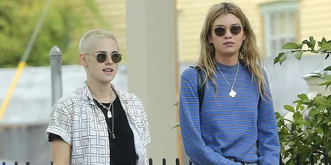 [FOTO] Bisik-Bisik Manja, Kristen Stewart & Stella Maxwell Mesra