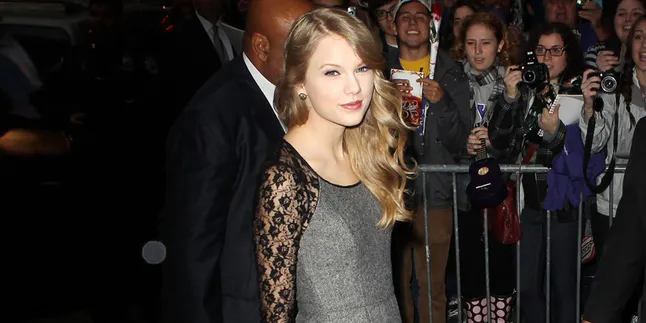 [Foto] Bosan Dengan Gaya Biasa, Taylor Swift Panjat Pohon