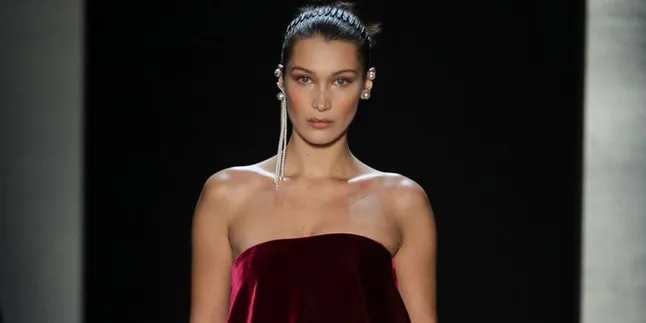 [FOTO] Braless & Pakai Baju Transparan, Bella Hadid Alami Nip Slip