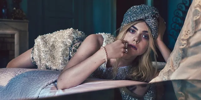 [FOTO] Braless, Elle Fanning Tak Sadar Area Intimnya Kelihatan