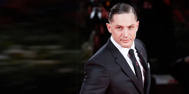 [Foto] Buka Baju, Tom Hardy Pamer Tubuh Penuh Tato