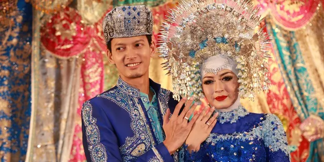 [FOTO] Bulan Madu Ala Fedi Nuril dan Istrinya, Ziarah Makam