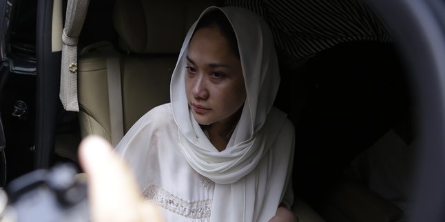 Foto Bunga Citra Lestari Heading to the Funeral, Tears and Lipstick Stains Depicting Grief and Sympathy That Squeezes the Heart