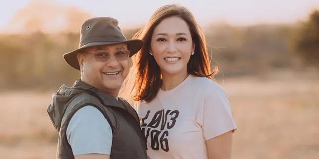 Foto Candid Maia Estianty dan Irwan Mussry Saat Liburan di Afrika, So Sweet Banget