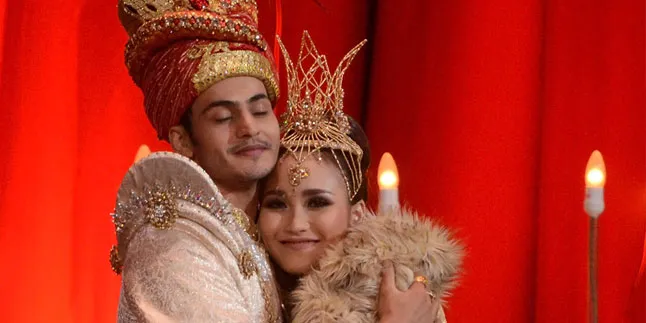 [FOTO] Candid! Ravi Bhatia Dekap Hangat Ayu di Depan Banyak Orang
