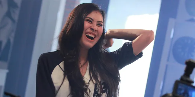 [Foto] Cantik! Bangganya Syahnaz Kenakan Kebaya Anne Avantie