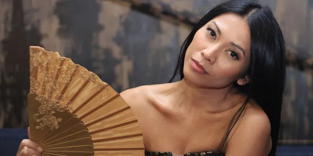 [Foto] Cantik Etnik, Anggun C Sasmi Tampil Elegan