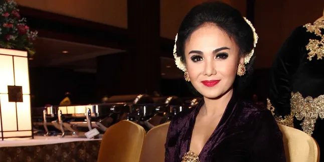 [Foto] Cantiknya Yuni Shara Dibalut Hijab
