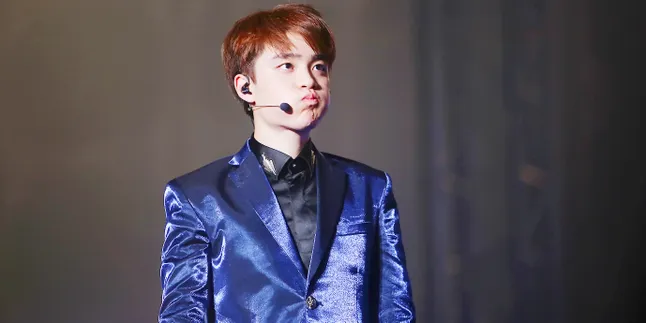 FOTO: Cedera Saat Konser, D.O EXO Pakai Kursi Roda di Bandara