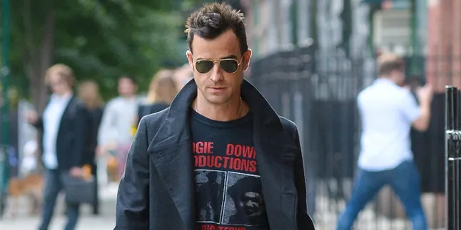 [FOTO] Cerai Dari Jennifer Aniston, Justin Theroux Tertangkap Kencan