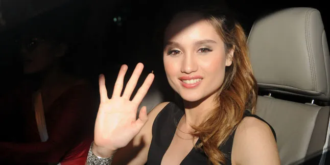 [FOTO] Cinta Laura Pamer Foto Berhijab, Makin Cantik Bersinar