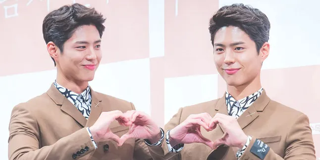 Foto Close Up Park Bo Gum Pakai HP Fans, Bukti Ganteng Nyata