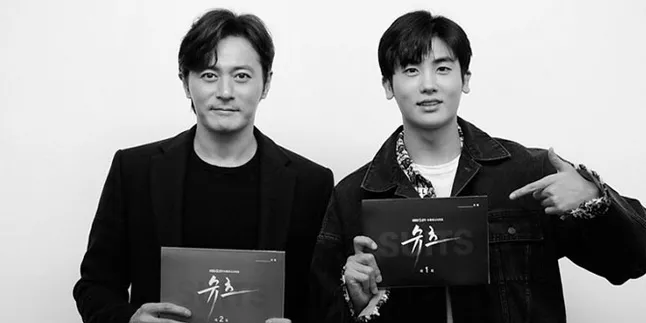 FOTO: Combo Ganteng Jang Dong Gun - Park Hyung Sik di Poster 'SUITS'