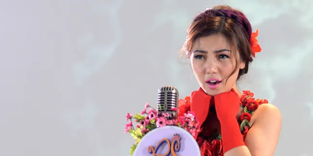 [Foto] Cuma Dibalut Mawar Merah, Bella Shofie Seksi Menggoda