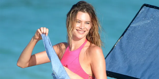 FOTO: Cuma Pakai Bikini, Behati Prinsloo Nekat Pamer Perut Buncit