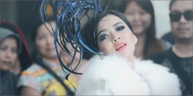 [Foto] Cuma Syahrini Yang Punya Gaya Princess Mewah Ini