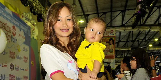 [Foto] Cute! Gaya Anak Indah Kalalo Ini Bakal Bikin Kamu Gemes