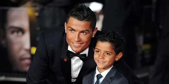 [FOTO] Cute! Saat Anak Pertama Cristiano Ronaldo Gendong Adik Kembarnya