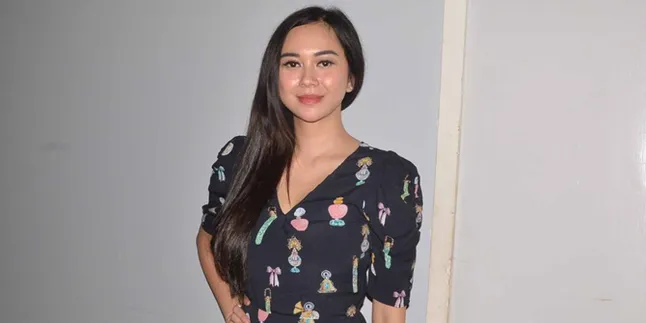 [FOTO] Dandan Gothic, Aura Kasih Bikin Pangling & Jadi Secantik Boneka