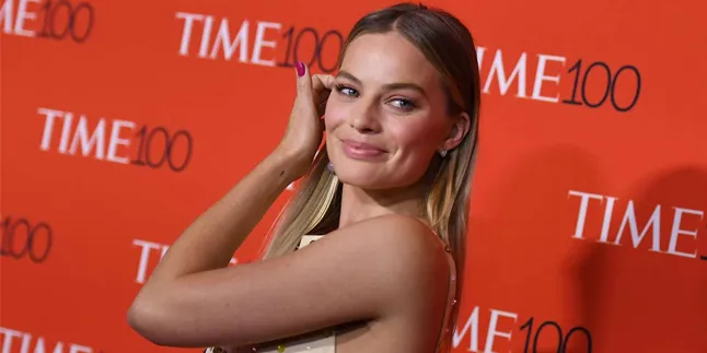 [FOTO] Dandan Jadi Ratu Inggris, Margot Robbie Susah Dikenali