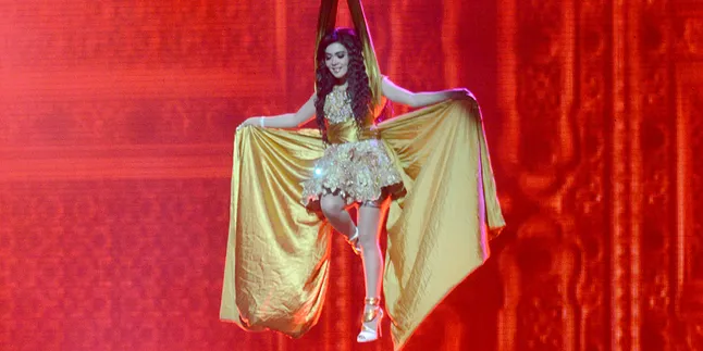 [Foto] Dapat Penghargaan, Syahrini Tetap Tampil Secetar Badai