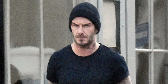 FOTO: David Beckham Tanda Tangani 'Pantat' Fans Cantik Ini