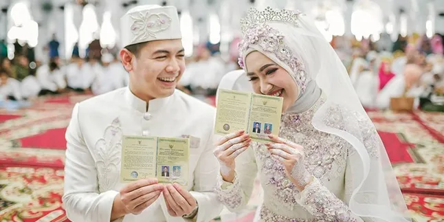 [FOTO] Dekorasi Pernikahan Tommy Kurniawan - Lisya Nurrahmi, Bernuansa Putih dan Emas