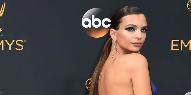 [FOTO] Di Depan Banyak Orang, Emily Ratajkowski Pacar Ciuman