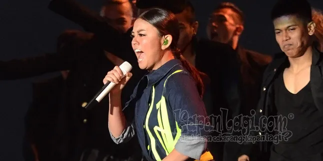 Foto di Pesawat, Agnez Mo Dibilang Contek Gaya Anggun C Sasmi