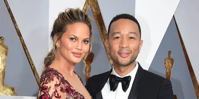 [FOTO] Di Pesta, John Legend Pegang Bagian Pribadi Chrissy Teigen